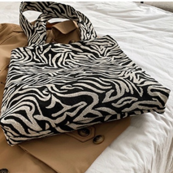 3/$30 LARGE ZEBRA TOTE BAG BLACK WHITE COMMUTER TRAVEL MINIMALIST CHIC FABRIC - Picture 11 of 16